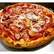 Pizzas Salgadas: Calabresa com Bacon - Pizza Grande - 35cm - 8 fatias (Ingredientes: Molho de Tomate, Muçarela, Calabresa Fatiada, Bacon, Cebola Fatiada, Orégano)