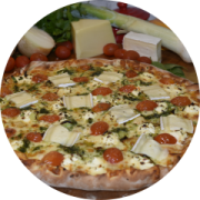 Especiais: Pizza da Duda - Pizza Grande (Ingredientes: Alho Poró, Brie, Cream Cheese, Molho de tomate, Mussarela, Orégano, Pesto, Tomate Cereja)