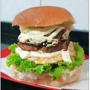 Hamburguer Caseiro: 25 - Hot Burguer - Lanches (Ingredientes: Alface, Carne de Sol Desfiada, Cream Cheese, Hambúrguer Caseiro, Ovo, Pão Redondo, Presunto, Queijo, Tomate)