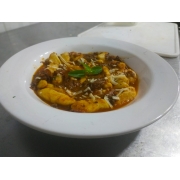 Gnocchi: GNOCCHI COM POLPETAS - Gnocchi de batatas com mini polpetas ao molho de tomate pellati e manjericão fresco.