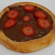 Doce: Esfiha de chocolate com morangos - mussarela, chocolate ao leite, morango