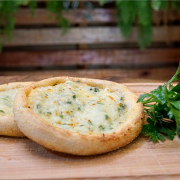 Salgadas Tradicionais: Esfiha Queijo - Esfiha (Ingredientes: Blend de Queijos, Mangerona, Salsinha)