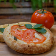 Salgadas Especiais: Esfiha Marguerita - Esfiha (Ingredientes: Blend de Queijos, Manjericão, Tomate)