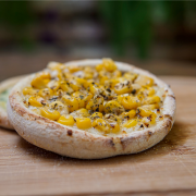 Salgadas Especiais: Esfiha Milho - Esfiha (Ingredientes: Blend de Queijos, Milho, Orégano)