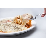 Espaguetes: Pizza - Espaguete (Ingredientes: Espaguete, Mussarela, Orégano, Presunto, Queijo Minas)