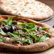 Com Carne: 33 - Maminha na Mostarda - Pizza Grande (8 Fatias 35cm) (Ingredientes: Maminha na mostarda, Molho de Tomate Italiano, Muçarela, Orégano, Rúcula)