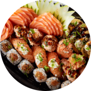 Barca: Barca Casal - Barcas (Ingredientes: 03 Niguiri Maçaricado, 03 Joy Maçaricado, 06 Uramaki Especial, 20 Unidade de Sashimi, 03 Niguiri Cru, 03 Joy Cru, 06 Hot Roll, 08 Hossomaki, Cebolinha, Cream Cheese, Gergelim, Tarê)