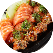 Barca: Barca Rubi - Barcas (Ingredientes: 02 Joy Frito, 03 Joy Cru, 04 Niguiris, 05 Uramakis especiais, 10 Fatias de Sashimi, Cebolinha, Cream Cheese, Gergelim, Tarê)