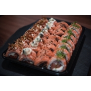 Combos Especiais: Combo dragon- 32 peças - Combo (Ingredientes: 8 dragon gorgonzola, 8 dragon phila selado, 8 Dragon philadelphia, 8 dragon skin)