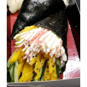 Temaki: California - Enrolado de alga, Arroz, pepino, manga , kani e Gergelim