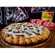 Doces: KIT KAT COM NINHO - Pizza Doce (Ingredientes: Chocolate Ao Leite, Kit Kat, Leite Condensado, Leite Ninho em Pó)