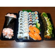 Combinados: Combo 50 Peças + 2 Temakis - 10 uramaki skin 10 salmão grelhado10 hot roll 8 hossomaki pepino8 hossomaki salmão 4 niguiri salmão+ 2 Temakis