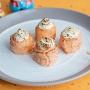 Joe: Joy Salmão Flambado 6 UND - Arroz enrolado fatia de salmão fres comassaricado coberto com salmão