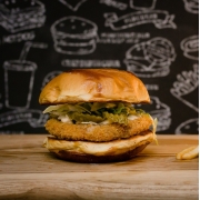 Burger: Del Rey Burger - Burger (Ingredientes: PÃO, HAMBÚRGUER DE FRANGO EMPANADO (120g), ALFACE, PICLES, QUEIJO CHEDDAR, MOLHO BACONESE)
