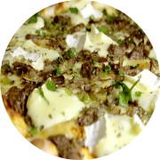 Especiais: Da Panela - Pizza Grande (Ingredientes: Brie, Carne de Panela, Manjerona, Molho de tomate, Mussarela, Orégano, Salsa)
