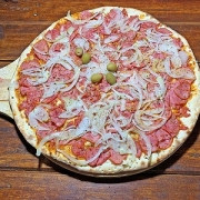 salgadas: 12 - Calabresa - Pizza Massa Fina (Ingredientes: Calabresa, Cebola)