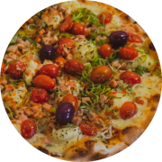 Especiais: Alho Poró - Pizza Broto (Ingredientes: Mozarela, Catupiry, Dispostos de Peito de Peru Defumado, Tomate Cereja, Alho Poró)