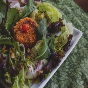 Entradas e Porções: Salada de Queijo Brie - Entradas e Porções (Ingredientes: Ao Molho de Laranja, Delicioso Queijo Brie Empanado, Figos Caramelizados, Mel, Mix de Folhas, Nozes, Vinho Branco)