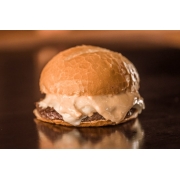 Hambúrguer: Brasa cheese burguer - Hambúrguer (Ingredientes: Hambúrguer artesanal de carne (150g), Maionese artesanal, Mussarela, Pão crocante)