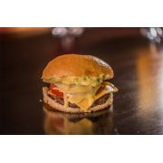 Hambúrguer: Brasa Clássico Mel e Mostarda - Hambúrguer (Ingredientes: Alface americana, Cebola grelhada, Cheddar, Hambúrguer artesanal de carne (150g), Molho mel e mostarda, Pão crocante, Tomate)