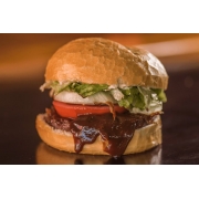 Hambúrguer: Brasa Clássico ao Barbecue - Hambúrguer (Ingredientes: Alface americana, Cebola grelhada, Cheddar, Hambúrguer artesanal de carne (150g), Maionese artesanal, Molho barbecue, Pão crocante, Tomate)