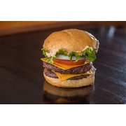 Hambúrguer: Brasa Clássico Duplo - Hambúrguer (Ingredientes: Alface americana, Cebola grelhada, Cheddar, Dois hambúrgueres artesanais de 150g, Maionese artesanal, Pão crocante, Tomate)