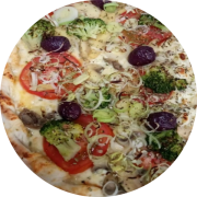 Especiais: Vegetariana - Pizza Grande (Ingredientes: Alho Poró, Azeitonas Pretas, Brócolis, Champignon, Molho de tomate, Mussarela, Orégano, Parmesão, Tomate Picado)