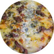 Premium: Gorgonzola C/ Filé - Pizza Grande (Ingredientes: Filé Mignon, Gorgonzola, Molho de tomate, Mussarela, Orégano)