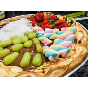 Especiais: 4 ESTAÇÕES ( BORDA DE CHOCOLATE ) - Pizza Grande (Ingredientes: BORDA DE CHOCOLATE, Chocolate ao Leite, coco, Marshmellow Finni, Morango, Ocliente se responsabiliza pelo o envio do produto e tem ciência de que pode ocorrer do produto pegar vapor e escorrerpela embalagem ou derreter., Uva)