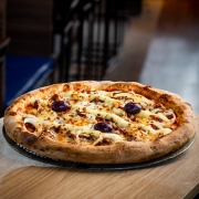 Com Carne: 34 - Soleggiato - Pizza Grande (8 Fatias 35cm) (Ingredientes: Carne Seca, Cebola, Cream Cheese, Molho de Tomate Italiano, Muçarela, Orégano)
