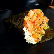 Temaki: Salmão - Enrolado de alga, Arroz, Salmão, Cheese, Cebolinha e Gergelim