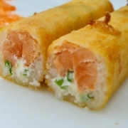 Hot Roll´s: HaruHot Salmão 08 Peças - Enrolado C/ a Massa de Hurumaki, Arroz, Salmão, Cheese, Cebolinha e Frito