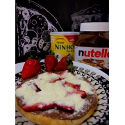 Doces: MORANGO COM NUTELLA - Esfiha (Ingredientes: Leite Ninho em Pó, Morango, Nutella)
