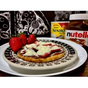 Gourmet: MORANGO COM NUTELLA - Pizza Doce (Ingredientes: Leite Ninho em Pó, Morango, Nutella)