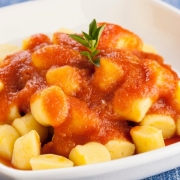 Massas Com Acompanhamento: Nhoque ao Molho Cód-6978 - Massa Com Acompanhamento (Ingredientes: Macarrão tipo Nhoque preparado com massa fresca ao molho de sua escolha e acompanhada de filé de frango ou linguiça calabresa)