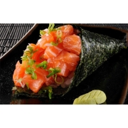 Temaki: Temaki Salmão (sem cream cheese) - Alga, Arroz e cubos de Salmão, finalizado com cebolinha fresca.