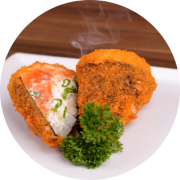 Temaki: 01. Temaki Hot Filadélfia - Alga, Arroz, cubos de Salmão, Cream Cheese e Cebolinha. (empanado com farinha panko e Frito)