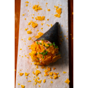 Temaki: Temaki DoriCrock - Alga, Arroz, cubos de Salmão, Cream Cheese e Cebolinha, sobreposto por muuito Doritos triturado.