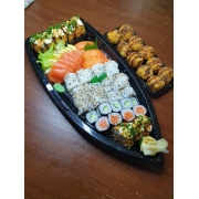 Combinados Com Sashimi: Dragon Ball - 10 Hot Holl, 8 Hossomaki de salmão, 8 Hossomaki de pepino, 8 Uramaki filádelfia (salmão com cream cheese), 8 Uramaki de salmão grelhado, 5 Sashimi de salmão, 3 Niguiri de salmão.