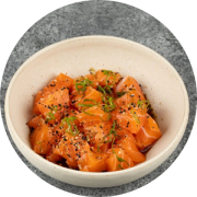 Entradas: 01. Dadinho de Salmão - (150gr) - Cubos de salmão com gergelim e cebolinha salpicados.