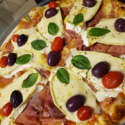 Sugestão da Casa: 71 - Brie com Parma - Pizza Grande (Ingredientes: Azeitona Pretas Azapa, Manjericão Fresco, Mussarela, presunto de parma, Queijo Brie)