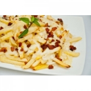 Batata frita: Super Fritas grande com catupiry e bacon (300 g). - Acompanhamento: molho especial.
