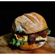 Lanches: 042-Hambúrguer de Costela - Lanche Tradicional (Ingredientes: Alface, Batata Rústica, Hambúrguer de Costela, Molho do Comilão, Pão de Mac, Queijo, Tomate)