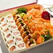 Combinados: 12 - Combinado VIP ( 42 uni ) - 10 Sashimis salmão, 10 Uramaki salmão, 6 Joy Salmão, 8 Joy Ebi, 6 Niguiri.