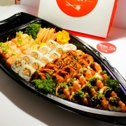 Combinados: 03-combinado Ten Super ( na barca )( 50 uni) - 6 - Sashimis Maçaricados 12 - Uramakis Filadelfia 12- Joe Salmão Maçaricado Ebi Camarão 8- Niguiri Salmão Maçaricado 12 unidadesde Hot Oriental