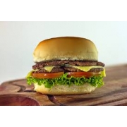 Hambúrguer Caseiro NA BRASA: Churrasco Salada Creme de Cheddar - LANCHE (Ingredientes: Alface, Anel de Ceb Empanada, Bacon, Creme de Cheddar, Hamb. cas. 150grs assado churrasco, Maionese Defumada, PÃO BRIOCHE, Picles, Tomate)