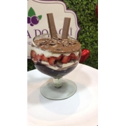 Sobremesas: Grand kit kat - Sobremesas (Ingredientes: Açaí, Calda de chocolate c/ avelã, Creme de leite ninho, Kit kat, Leite em pó, Morango)