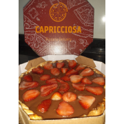 DOCES: 73 - Chocolate com Morangos - Pizza Grande (Ingredientes: Chocolate ao Leite, Morango, Mussarela)