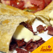 Pastéis: Calabresa com Queijo - Calabresa Ralada e Mussarela.