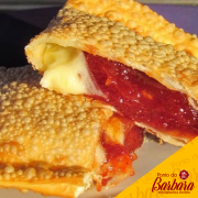 Pastéis Doce: Romeu e Julieta - Goiabada e Mussarela.